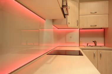 Kırmızı led aydınlatma ile modern lüks mutfak