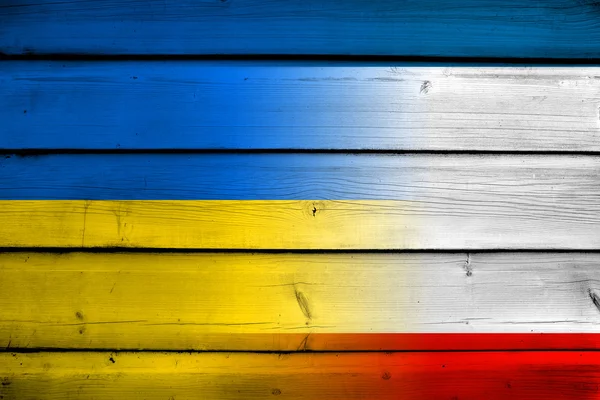 Autonome Republik Krim und Ukraine Flagge auf Holz Hintergrund — Stockfoto