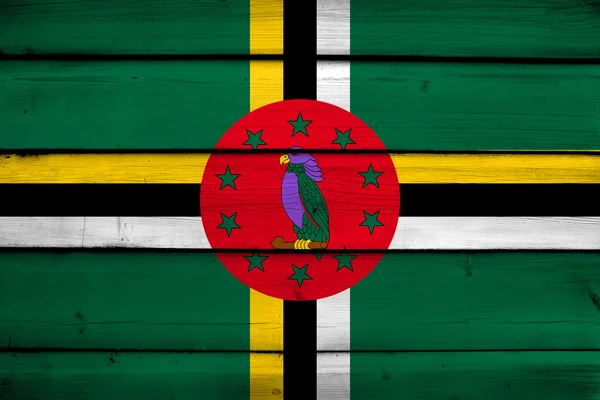 Dominica vlag op hout achtergrond — Stockfoto