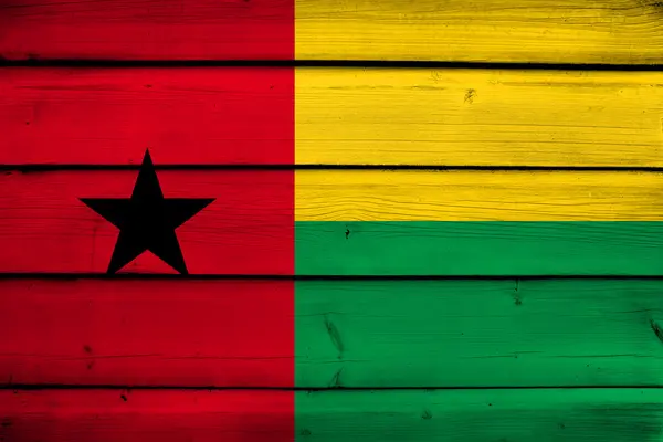 Bandera de Guinea Bissau sobre fondo de madera — Foto de Stock