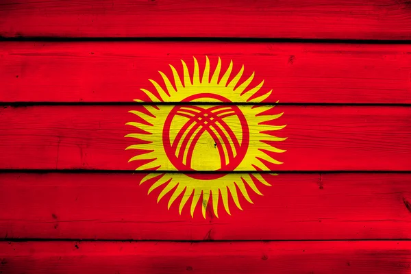 Kyrgyzstan Flagge auf Holz Hintergrund — Stockfoto