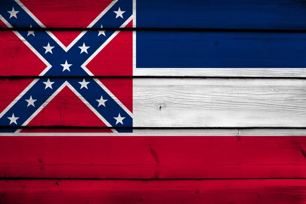 Флаг штата Миссисипи на деревянном фоне — стоковое фото