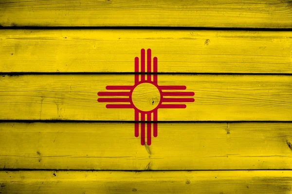 Флаг штата Нью-Мексико на деревянном фоне — стоковое фото