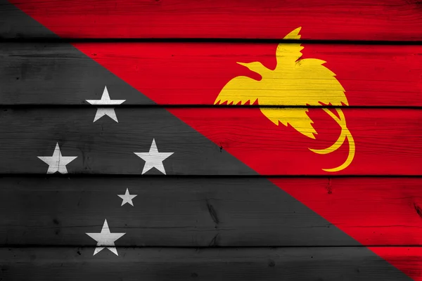 Ahşap zemin üzerine Papua Yeni Gine bayrağı — Stok fotoğraf