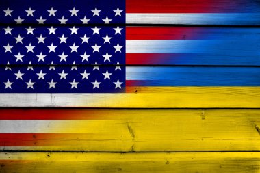 Tahta arka planda Ukrayna ve ABD Bayrağı