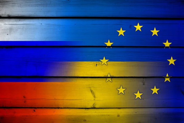 Flaga Ukrainy, UE i Rosji na tle drewna — Zdjęcie stockowe