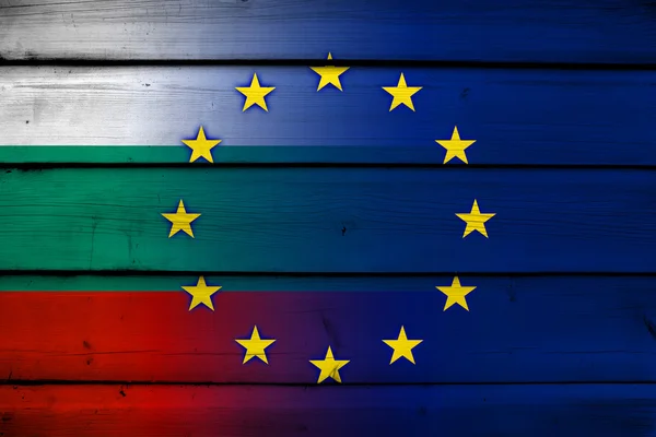 Bulgaria y la Unión Europea Bandera sobre fondo de madera — Foto de Stock