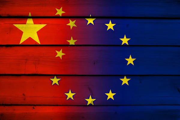 Çin ve Avrupa Birliği bayrağı ahşap arka plan üzerinde — Stok fotoğraf