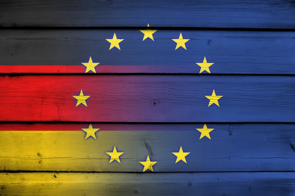 Bandeira da Alemanha e da União Europeia sobre fundo de madeira — Fotografia de Stock