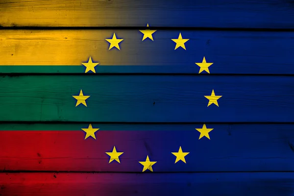 Lituania y la Unión Europea Bandera sobre fondo de madera —  Fotos de Stock