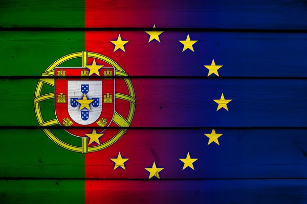 Portekiz ve Avrupa Birliği bayrağı ahşap arka plan üzerinde — Stok fotoğraf