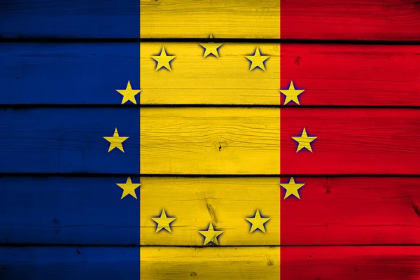 Romanya ve ahşap arka plan üzerinde Avrupa Birliği bayrağı — Stok fotoğraf