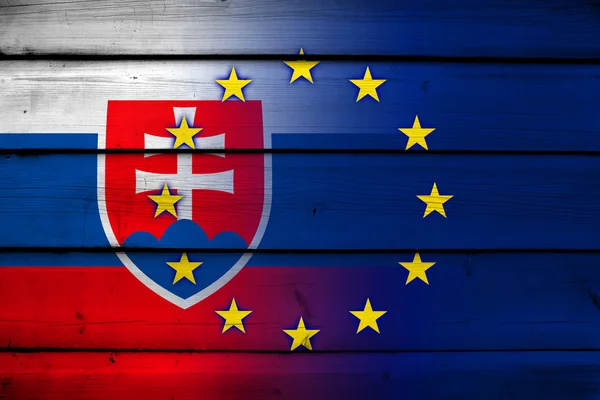 Slovakien och Europeiska unionens flagga på trä bakgrund — Stockfoto
