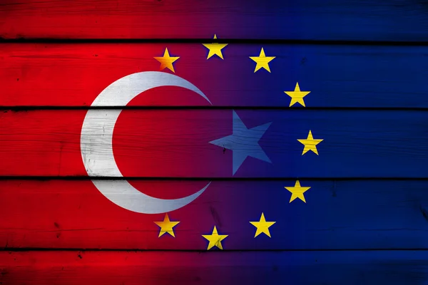 Turquia e União Europeia Bandeira sobre fundo de madeira — Fotografia de Stock