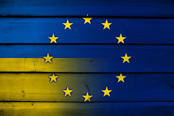 Oekraïne en de vlag van de Europese Unie op houtachtergrond — Stockfoto