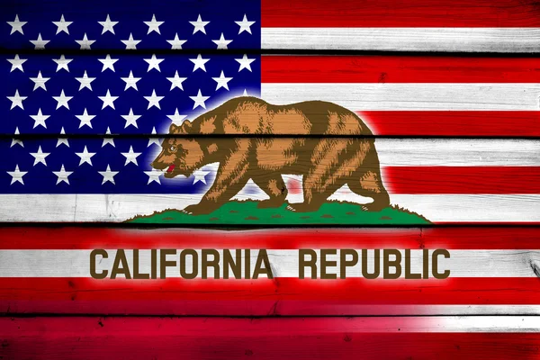 美国和加利福尼亚州州旗上木背景 — 图库照片