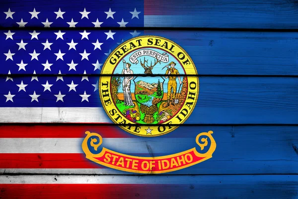 USA und idaho staatliche Flagge auf Holz Hintergrund — Stockfoto