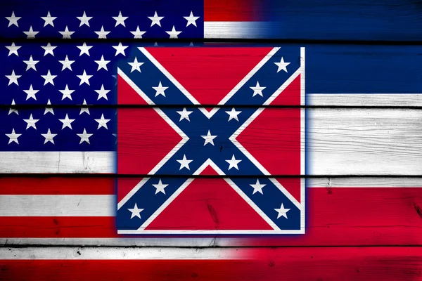 USA og Mississippi State Flag på træ baggrund - Stock-foto