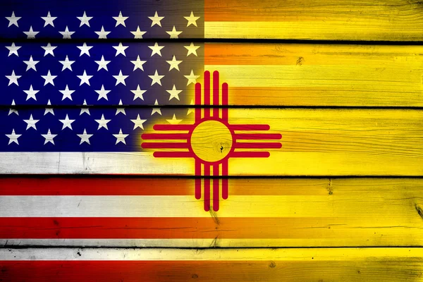 美国和新墨西哥州旗上木背景 — 图库照片