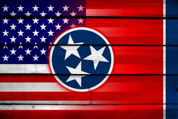 Bandeira do Estado dos EUA e Tennessee sobre fundo de madeira — Fotografia de Stock