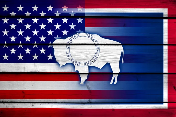 ABD ve Wyoming Devlet bayrağı ahşap arka plan üzerinde — Stok fotoğraf