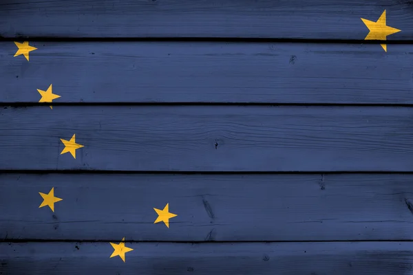 Bandera del Estado de Alaska sobre fondo de madera — Foto de Stock