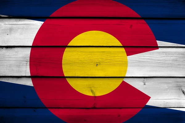 Bandera del Estado de Colorado sobre fondo de madera — Foto de Stock