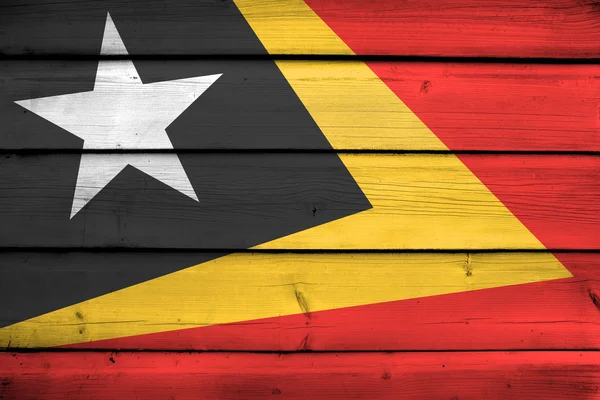 Timor Leste Bandeira sobre fundo de madeira — Fotografia de Stock