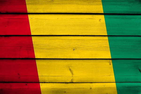 木製の背景にギニアの国旗 — ストック写真