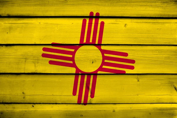 New Mexico State flagga på trä bakgrund — Stockfoto