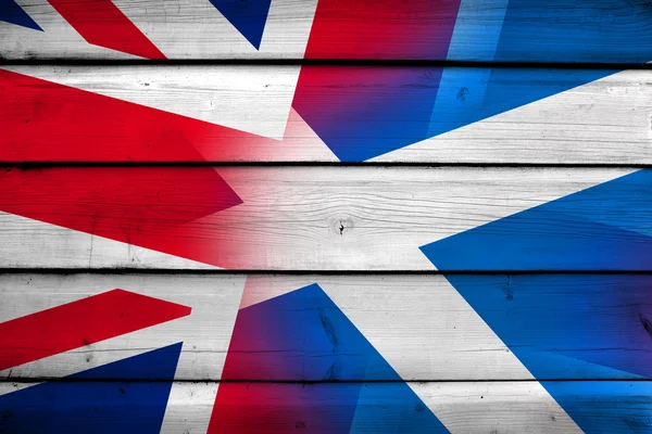 Schotland en het Verenigd Koninkrijk vlag op hout achtergrond — Stockfoto