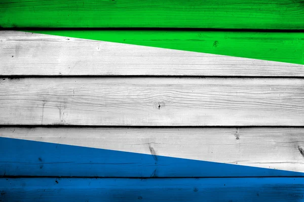 Sierra leone flag auf holzhintergrund — Stockfoto