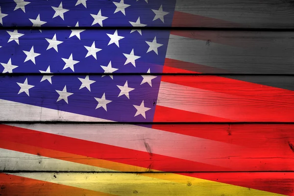 アメリカとウッドの背景にドイツの国旗 — ストック写真