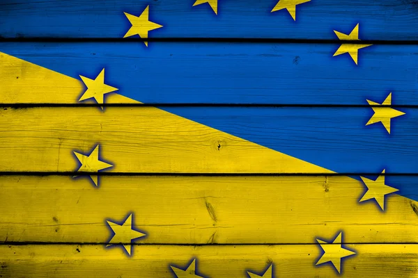 Ukraina i flagę UE na tle drewna — Zdjęcie stockowe