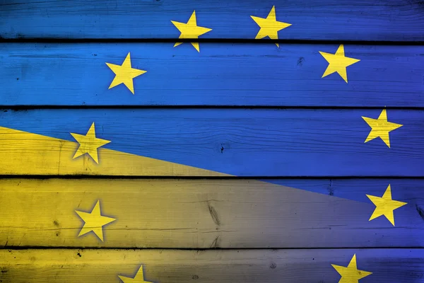 Ucrânia e UE Bandeira sobre fundo de madeira — Fotografia de Stock