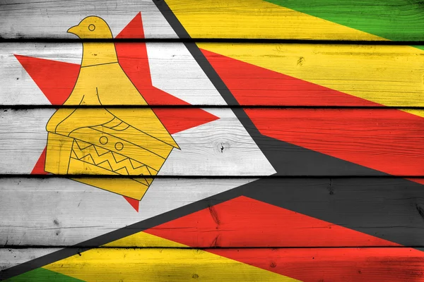 Zimbabwe Bandiera su fondo legno — Foto Stock