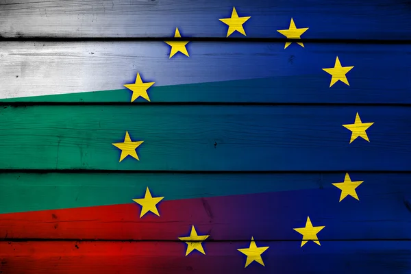 Bułgaria i flagi Unii Europejskiej na tle drewna — Zdjęcie stockowe