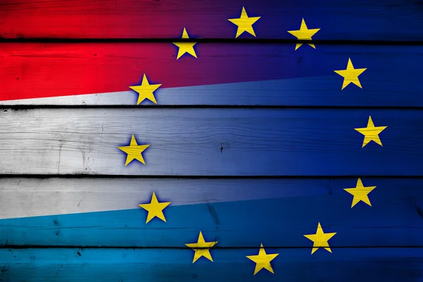 Luxemburgo e União Europeia Bandeira sobre fundo de madeira — Fotografia de Stock