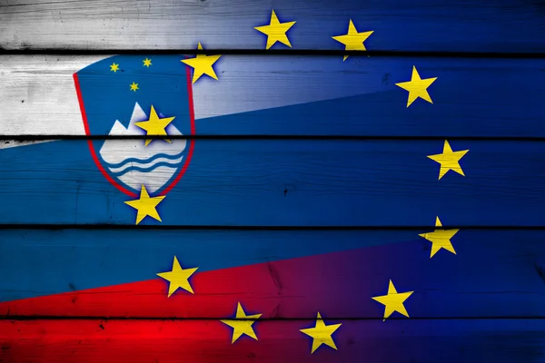 स्लोवेनिया और यूरोपीय संघ ध्वज लकड़ी पृष्ठभूमि पर — स्टॉक फ़ोटो, इमेज