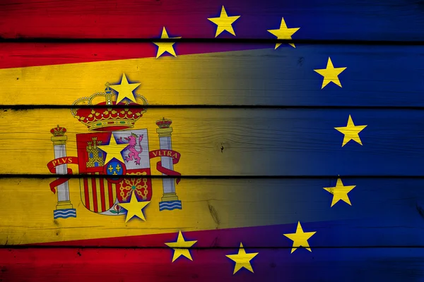 İspanya ve ahşap arka plan üzerinde Avrupa Birliği bayrağı — Stok fotoğraf