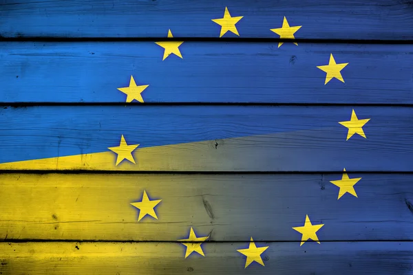 Flaga Ukrainy i Unii Europejskiej na tle drewna — Zdjęcie stockowe