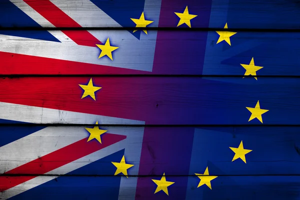 Reino Unido y Unión Europea Bandera sobre fondo de madera — Foto de Stock