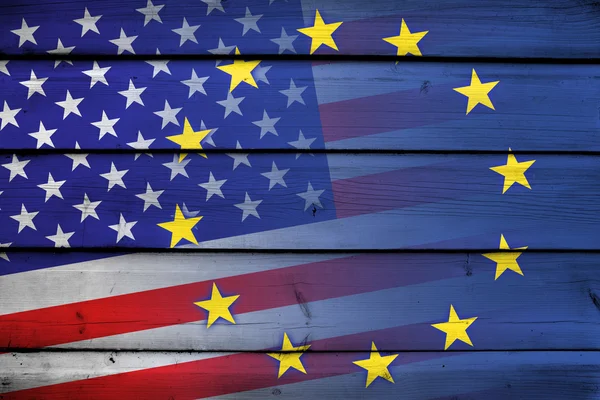 Bandera de los Estados Unidos y de la Unión Europea sobre fondo de madera —  Fotos de Stock