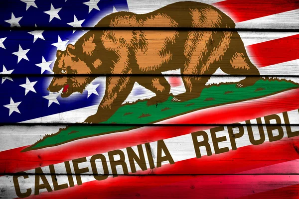ABD ve Kaliforniya Devlet bayrağı ahşap arka plan üzerinde — Stok fotoğraf