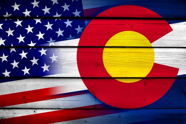 Bandera del Estado de Estados Unidos y Colorado sobre fondo de madera — Foto de Stock