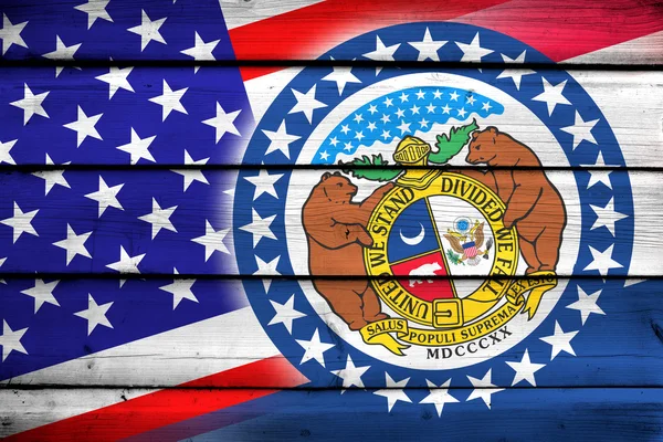 美国和密苏里州州旗上木背景 — 图库照片