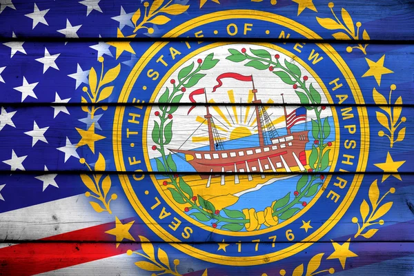 Stati Uniti e New Hampshire Bandiera di Stato su sfondo legno — Foto Stock