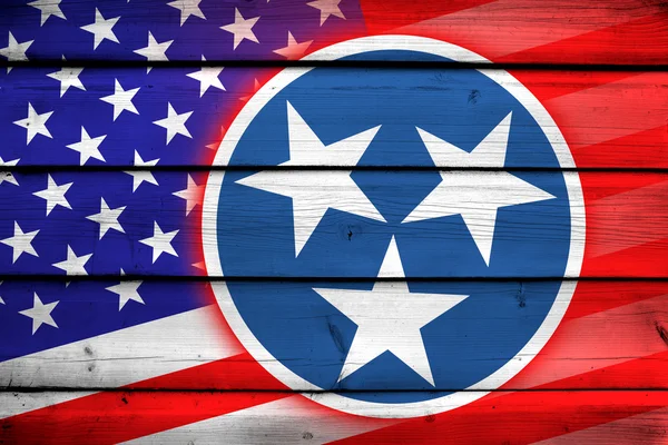 Bandera del Estado de Estados Unidos y Tennessee sobre fondo de madera — Foto de Stock