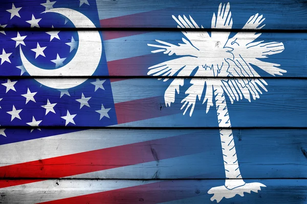 USA i South Carolina państwa bandery na tle drewna — Zdjęcie stockowe