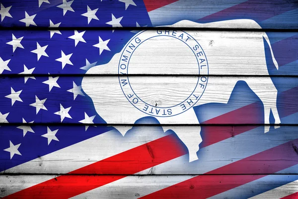 VS en Wyoming vlag op hout achtergrond — Stockfoto